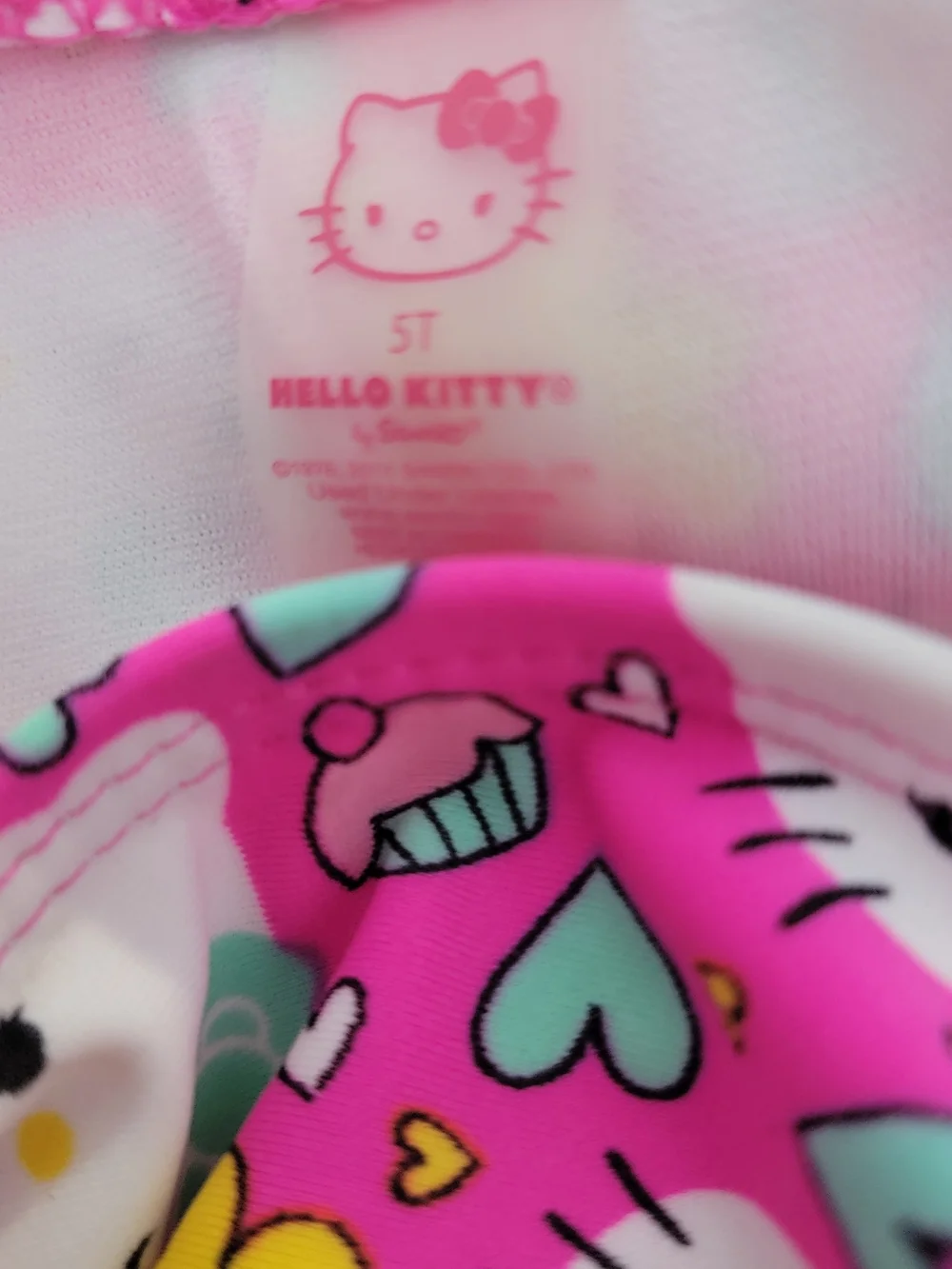 Hello Kitty reposhing because